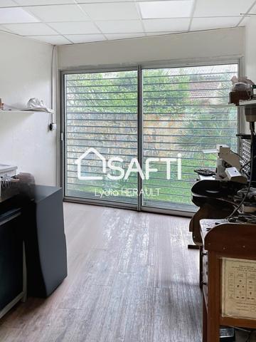 Immeuble de rapport composé d'un local commercial et d'un grand appartement avec extérieur, plein coeur de Ruelle sur Touvre