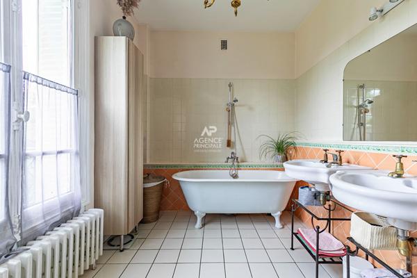 Maison 8 pièce(s) 185.19 m2 Loyer 5 500 €/mois **  - Référence  150872