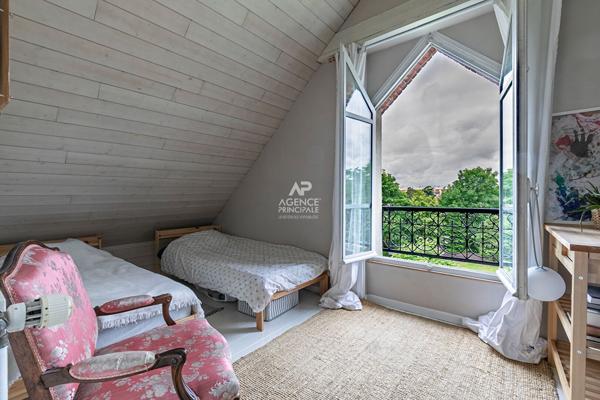 Maison 8 pièce(s) 185.19 m2 Loyer 5 500 €/mois **  - Référence  150872