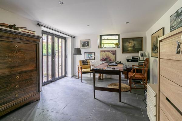 Maison 8 pièce(s) 185.19 m2 Loyer 5 500 €/mois **  - Référence  150872