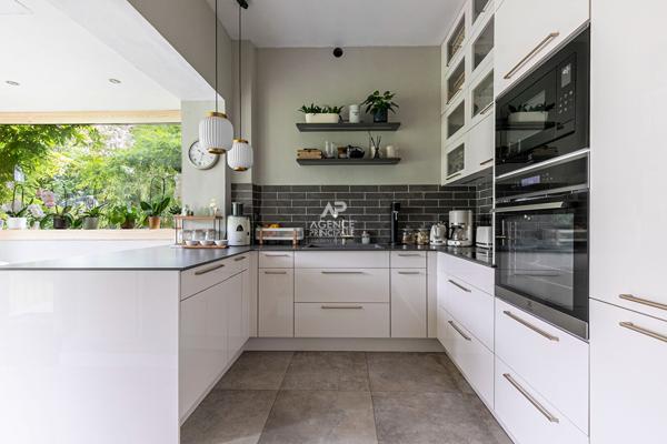 Maison 8 pièce(s) 185.19 m2 Loyer 5 500 €/mois **  - Référence  150872