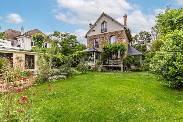 Maison 8 pièce(s) 185.19 m2 Loyer 5 500 €/mois **  - Référence  150872