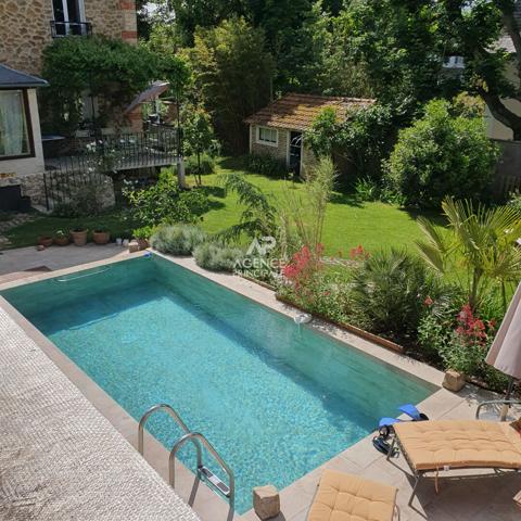 Maison 8 pièce(s) 185.19 m2 Loyer 5 500 €/mois **  - Référence  150872