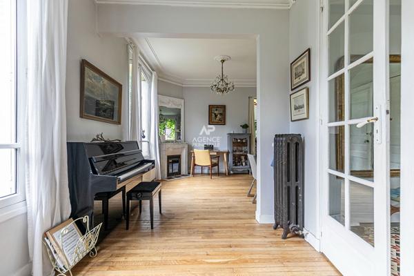 Maison 8 pièce(s) 185.19 m2 Loyer 5 500 €/mois **  - Référence  150872