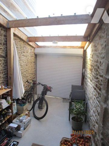 RILLE
Maison exposée façade rue au Sud-Ouest, comprenant :
-au sous-sol : cave,
-au rez-de-c...