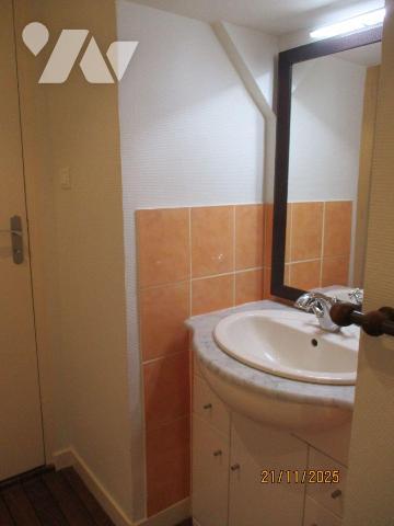 RILLE
Maison exposée façade rue au Sud-Ouest, comprenant :
-au sous-sol : cave,
-au rez-de-c...