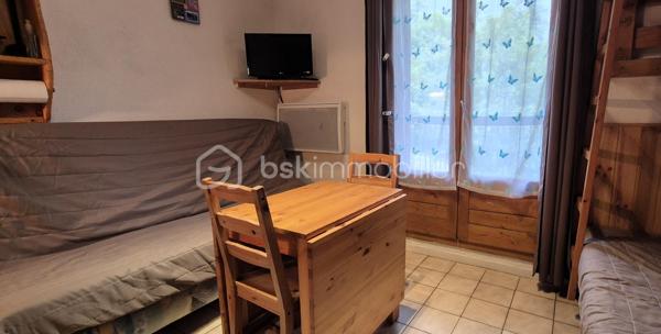 🏔️✨ LE SEIGNUS D’ALLOS – STUDIO 5 COUCHAGES – BALCON – PROCHE DES PISTES ✨🎿
❤️ UN PETIT STUDIO, MAIS PARFAITEMENT OPTIMISÉ !
À Allos, dans la station du Seignus d’Allos, découvrez ce studio d'environ 15 m² en loi Carrez, situé au 1er étage d'une résidence, à proximité des pistes et offrant une configuration particulièrement bien pensée pour sa petite superficie.
🎿 En hiver, profitez d'un accès rapide aux pistes de ski du Seignus.
🚵‍♂️ Aux beaux jours, la station devient un véritable terrain de jeu pour les amateurs de VTT, avec notamment son Bike Park et ses nombreux itinéraires de pleine nature.
📍 Le studio se situe à seulement 2 km environ du village d'Allos, permettant de profiter facilement des commerces et commodités.
🏡 UN ESPACE OPTIMISÉ ET FONCTIONNEL
Malgré ses 15 m², l'appartement a été aménagé de façon très astucieuse afin de proposer jusqu'à 5 couchages.
🛋️ Une pièce de vie avec espace nuit optimisé
🛏️ 5 couchages
🚿 Une salle d'eau avec toilettes
🌄 Un balcon, agréable pour profiter de l'environnement montagne
🎿 Un casier à skis complète le bien.
Le studio est bien équipé et parfaitement exploité au niveau de sa superficie, ce qui en fait un pied-à-terre pratique pour profiter de la station ou un bien particulièrement adapté à la location saisonnière.
⭐ LES +
❤️ 15 m² Carrez parfaitement optimisés
🛏️ 5 couchages
🌄 Balcon
🎿 Casier à skis
⛷️ Proximité des pistes du Seignus
🚵‍♂️ Bike Park et VTT l'été
📍 À seulement 2 km du village d'Allos
🏔️ Station de sports d'hiver et d'été
🌿 Aux portes du Parc National du Mercantour
💰 Un format idéal pour un pied-à-terre à la montagne ou un investissement locatif
Le Val d'Allos offre ici un cadre exceptionnel pour profiter de la montagne toute l'année : ski, VTT, randonnée, nature et grands espaces, entre le Parc National du Mercantour et les paysages emblématiques des sources du Verdon.
✨ Un petit appartement qui mise sur l'essentiel : un emplacement montagne, des couchages, un extérieur et une belle proximité avec les activités du Seignus.
📞 À découvrir sans tarder !
🏔️ Le Val d'Allos, bien plus qu'une destination… un art de vivre au cœur des Alpes.