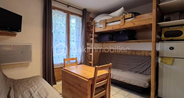 🏔️✨ LE SEIGNUS D’ALLOS – STUDIO 5 COUCHAGES – BALCON – PROCHE DES PISTES ✨🎿
❤️ UN PETIT STUDIO, MAIS PARFAITEMENT OPTIMISÉ !
À Allos, dans la station du Seignus d’Allos, découvrez ce studio d'environ 15 m² en loi Carrez, situé au 1er étage d'une résidence, à proximité des pistes et offrant une configuration particulièrement bien pensée pour sa petite superficie.
🎿 En hiver, profitez d'un accès rapide aux pistes de ski du Seignus.
🚵‍♂️ Aux beaux jours, la station devient un véritable terrain de jeu pour les amateurs de VTT, avec notamment son Bike Park et ses nombreux itinéraires de pleine nature.
📍 Le studio se situe à seulement 2 km environ du village d'Allos, permettant de profiter facilement des commerces et commodités.
🏡 UN ESPACE OPTIMISÉ ET FONCTIONNEL
Malgré ses 15 m², l'appartement a été aménagé de façon très astucieuse afin de proposer jusqu'à 5 couchages.
🛋️ Une pièce de vie avec espace nuit optimisé
🛏️ 5 couchages
🚿 Une salle d'eau avec toilettes
🌄 Un balcon, agréable pour profiter de l'environnement montagne
🎿 Un casier à skis complète le bien.
Le studio est bien équipé et parfaitement exploité au niveau de sa superficie, ce qui en fait un pied-à-terre pratique pour profiter de la station ou un bien particulièrement adapté à la location saisonnière.
⭐ LES +
❤️ 15 m² Carrez parfaitement optimisés
🛏️ 5 couchages
🌄 Balcon
🎿 Casier à skis
⛷️ Proximité des pistes du Seignus
🚵‍♂️ Bike Park et VTT l'été
📍 À seulement 2 km du village d'Allos
🏔️ Station de sports d'hiver et d'été
🌿 Aux portes du Parc National du Mercantour
💰 Un format idéal pour un pied-à-terre à la montagne ou un investissement locatif
Le Val d'Allos offre ici un cadre exceptionnel pour profiter de la montagne toute l'année : ski, VTT, randonnée, nature et grands espaces, entre le Parc National du Mercantour et les paysages emblématiques des sources du Verdon.
✨ Un petit appartement qui mise sur l'essentiel : un emplacement montagne, des couchages, un extérieur et une belle proximité avec les activités du Seignus.
📞 À découvrir sans tarder !
🏔️ Le Val d'Allos, bien plus qu'une destination… un art de vivre au cœur des Alpes.