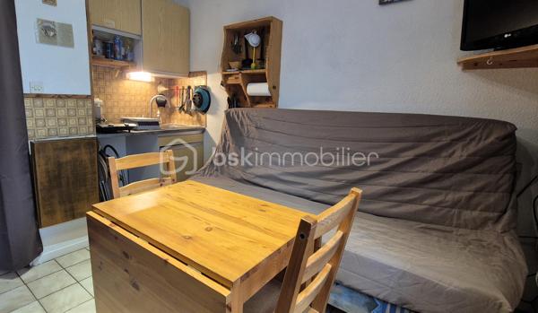 🏔️✨ LE SEIGNUS D’ALLOS – STUDIO 5 COUCHAGES – BALCON – PROCHE DES PISTES ✨🎿
❤️ UN PETIT STUDIO, MAIS PARFAITEMENT OPTIMISÉ !
À Allos, dans la station du Seignus d’Allos, découvrez ce studio d'environ 15 m² en loi Carrez, situé au 1er étage d'une résidence, à proximité des pistes et offrant une configuration particulièrement bien pensée pour sa petite superficie.
🎿 En hiver, profitez d'un accès rapide aux pistes de ski du Seignus.
🚵‍♂️ Aux beaux jours, la station devient un véritable terrain de jeu pour les amateurs de VTT, avec notamment son Bike Park et ses nombreux itinéraires de pleine nature.
📍 Le studio se situe à seulement 2 km environ du village d'Allos, permettant de profiter facilement des commerces et commodités.
🏡 UN ESPACE OPTIMISÉ ET FONCTIONNEL
Malgré ses 15 m², l'appartement a été aménagé de façon très astucieuse afin de proposer jusqu'à 5 couchages.
🛋️ Une pièce de vie avec espace nuit optimisé
🛏️ 5 couchages
🚿 Une salle d'eau avec toilettes
🌄 Un balcon, agréable pour profiter de l'environnement montagne
🎿 Un casier à skis complète le bien.
Le studio est bien équipé et parfaitement exploité au niveau de sa superficie, ce qui en fait un pied-à-terre pratique pour profiter de la station ou un bien particulièrement adapté à la location saisonnière.
⭐ LES +
❤️ 15 m² Carrez parfaitement optimisés
🛏️ 5 couchages
🌄 Balcon
🎿 Casier à skis
⛷️ Proximité des pistes du Seignus
🚵‍♂️ Bike Park et VTT l'été
📍 À seulement 2 km du village d'Allos
🏔️ Station de sports d'hiver et d'été
🌿 Aux portes du Parc National du Mercantour
💰 Un format idéal pour un pied-à-terre à la montagne ou un investissement locatif
Le Val d'Allos offre ici un cadre exceptionnel pour profiter de la montagne toute l'année : ski, VTT, randonnée, nature et grands espaces, entre le Parc National du Mercantour et les paysages emblématiques des sources du Verdon.
✨ Un petit appartement qui mise sur l'essentiel : un emplacement montagne, des couchages, un extérieur et une belle proximité avec les activités du Seignus.
📞 À découvrir sans tarder !
🏔️ Le Val d'Allos, bien plus qu'une destination… un art de vivre au cœur des Alpes.