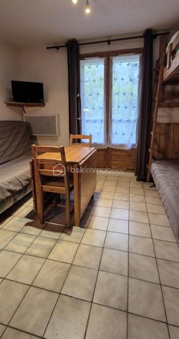🏔️✨ LE SEIGNUS D’ALLOS – STUDIO 5 COUCHAGES – BALCON – PROCHE DES PISTES ✨🎿
❤️ UN PETIT STUDIO, MAIS PARFAITEMENT OPTIMISÉ !
À Allos, dans la station du Seignus d’Allos, découvrez ce studio d'environ 15 m² en loi Carrez, situé au 1er étage d'une résidence, à proximité des pistes et offrant une configuration particulièrement bien pensée pour sa petite superficie.
🎿 En hiver, profitez d'un accès rapide aux pistes de ski du Seignus.
🚵‍♂️ Aux beaux jours, la station devient un véritable terrain de jeu pour les amateurs de VTT, avec notamment son Bike Park et ses nombreux itinéraires de pleine nature.
📍 Le studio se situe à seulement 2 km environ du village d'Allos, permettant de profiter facilement des commerces et commodités.
🏡 UN ESPACE OPTIMISÉ ET FONCTIONNEL
Malgré ses 15 m², l'appartement a été aménagé de façon très astucieuse afin de proposer jusqu'à 5 couchages.
🛋️ Une pièce de vie avec espace nuit optimisé
🛏️ 5 couchages
🚿 Une salle d'eau avec toilettes
🌄 Un balcon, agréable pour profiter de l'environnement montagne
🎿 Un casier à skis complète le bien.
Le studio est bien équipé et parfaitement exploité au niveau de sa superficie, ce qui en fait un pied-à-terre pratique pour profiter de la station ou un bien particulièrement adapté à la location saisonnière.
⭐ LES +
❤️ 15 m² Carrez parfaitement optimisés
🛏️ 5 couchages
🌄 Balcon
🎿 Casier à skis
⛷️ Proximité des pistes du Seignus
🚵‍♂️ Bike Park et VTT l'été
📍 À seulement 2 km du village d'Allos
🏔️ Station de sports d'hiver et d'été
🌿 Aux portes du Parc National du Mercantour
💰 Un format idéal pour un pied-à-terre à la montagne ou un investissement locatif
Le Val d'Allos offre ici un cadre exceptionnel pour profiter de la montagne toute l'année : ski, VTT, randonnée, nature et grands espaces, entre le Parc National du Mercantour et les paysages emblématiques des sources du Verdon.
✨ Un petit appartement qui mise sur l'essentiel : un emplacement montagne, des couchages, un extérieur et une belle proximité avec les activités du Seignus.
📞 À découvrir sans tarder !
🏔️ Le Val d'Allos, bien plus qu'une destination… un art de vivre au cœur des Alpes.
