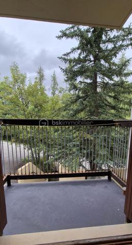 🏔️✨ LE SEIGNUS D’ALLOS – STUDIO 5 COUCHAGES – BALCON – PROCHE DES PISTES ✨🎿
❤️ UN PETIT STUDIO, MAIS PARFAITEMENT OPTIMISÉ !
À Allos, dans la station du Seignus d’Allos, découvrez ce studio d'environ 15 m² en loi Carrez, situé au 1er étage d'une résidence, à proximité des pistes et offrant une configuration particulièrement bien pensée pour sa petite superficie.
🎿 En hiver, profitez d'un accès rapide aux pistes de ski du Seignus.
🚵‍♂️ Aux beaux jours, la station devient un véritable terrain de jeu pour les amateurs de VTT, avec notamment son Bike Park et ses nombreux itinéraires de pleine nature.
📍 Le studio se situe à seulement 2 km environ du village d'Allos, permettant de profiter facilement des commerces et commodités.
🏡 UN ESPACE OPTIMISÉ ET FONCTIONNEL
Malgré ses 15 m², l'appartement a été aménagé de façon très astucieuse afin de proposer jusqu'à 5 couchages.
🛋️ Une pièce de vie avec espace nuit optimisé
🛏️ 5 couchages
🚿 Une salle d'eau avec toilettes
🌄 Un balcon, agréable pour profiter de l'environnement montagne
🎿 Un casier à skis complète le bien.
Le studio est bien équipé et parfaitement exploité au niveau de sa superficie, ce qui en fait un pied-à-terre pratique pour profiter de la station ou un bien particulièrement adapté à la location saisonnière.
⭐ LES +
❤️ 15 m² Carrez parfaitement optimisés
🛏️ 5 couchages
🌄 Balcon
🎿 Casier à skis
⛷️ Proximité des pistes du Seignus
🚵‍♂️ Bike Park et VTT l'été
📍 À seulement 2 km du village d'Allos
🏔️ Station de sports d'hiver et d'été
🌿 Aux portes du Parc National du Mercantour
💰 Un format idéal pour un pied-à-terre à la montagne ou un investissement locatif
Le Val d'Allos offre ici un cadre exceptionnel pour profiter de la montagne toute l'année : ski, VTT, randonnée, nature et grands espaces, entre le Parc National du Mercantour et les paysages emblématiques des sources du Verdon.
✨ Un petit appartement qui mise sur l'essentiel : un emplacement montagne, des couchages, un extérieur et une belle proximité avec les activités du Seignus.
📞 À découvrir sans tarder !
🏔️ Le Val d'Allos, bien plus qu'une destination… un art de vivre au cœur des Alpes.
