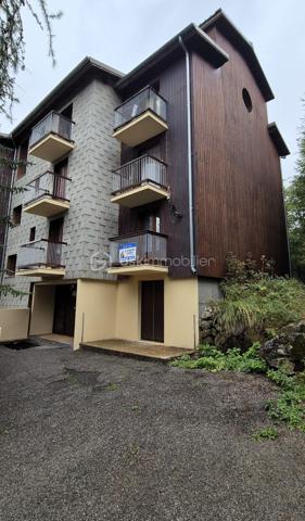 🏔️✨ LE SEIGNUS D’ALLOS – STUDIO 5 COUCHAGES – BALCON – PROCHE DES PISTES ✨🎿
❤️ UN PETIT STUDIO, MAIS PARFAITEMENT OPTIMISÉ !
À Allos, dans la station du Seignus d’Allos, découvrez ce studio d'environ 15 m² en loi Carrez, situé au 1er étage d'une résidence, à proximité des pistes et offrant une configuration particulièrement bien pensée pour sa petite superficie.
🎿 En hiver, profitez d'un accès rapide aux pistes de ski du Seignus.
🚵‍♂️ Aux beaux jours, la station devient un véritable terrain de jeu pour les amateurs de VTT, avec notamment son Bike Park et ses nombreux itinéraires de pleine nature.
📍 Le studio se situe à seulement 2 km environ du village d'Allos, permettant de profiter facilement des commerces et commodités.
🏡 UN ESPACE OPTIMISÉ ET FONCTIONNEL
Malgré ses 15 m², l'appartement a été aménagé de façon très astucieuse afin de proposer jusqu'à 5 couchages.
🛋️ Une pièce de vie avec espace nuit optimisé
🛏️ 5 couchages
🚿 Une salle d'eau avec toilettes
🌄 Un balcon, agréable pour profiter de l'environnement montagne
🎿 Un casier à skis complète le bien.
Le studio est bien équipé et parfaitement exploité au niveau de sa superficie, ce qui en fait un pied-à-terre pratique pour profiter de la station ou un bien particulièrement adapté à la location saisonnière.
⭐ LES +
❤️ 15 m² Carrez parfaitement optimisés
🛏️ 5 couchages
🌄 Balcon
🎿 Casier à skis
⛷️ Proximité des pistes du Seignus
🚵‍♂️ Bike Park et VTT l'été
📍 À seulement 2 km du village d'Allos
🏔️ Station de sports d'hiver et d'été
🌿 Aux portes du Parc National du Mercantour
💰 Un format idéal pour un pied-à-terre à la montagne ou un investissement locatif
Le Val d'Allos offre ici un cadre exceptionnel pour profiter de la montagne toute l'année : ski, VTT, randonnée, nature et grands espaces, entre le Parc National du Mercantour et les paysages emblématiques des sources du Verdon.
✨ Un petit appartement qui mise sur l'essentiel : un emplacement montagne, des couchages, un extérieur et une belle proximité avec les activités du Seignus.
📞 À découvrir sans tarder !
🏔️ Le Val d'Allos, bien plus qu'une destination… un art de vivre au cœur des Alpes.