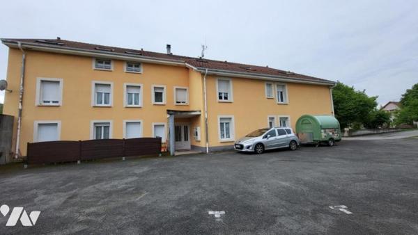 PIERREFONTAINE LES BLAMONT, appartement (environ 65m2) trois pièces avec cave et stationnement.