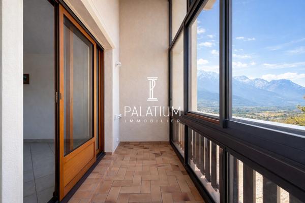 Appartement avec loggia et vue imprenable sur les montagnes