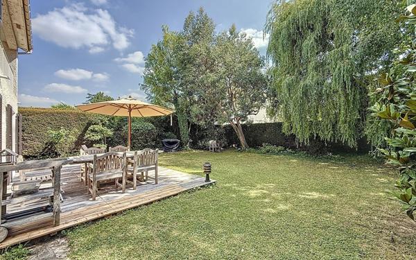 Maison à vendre    6 pièces • 183,85 m2 Voisins-le-Bretonneux