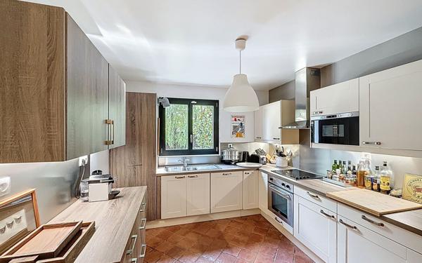 Maison à vendre    6 pièces • 183,85 m2 Voisins-le-Bretonneux