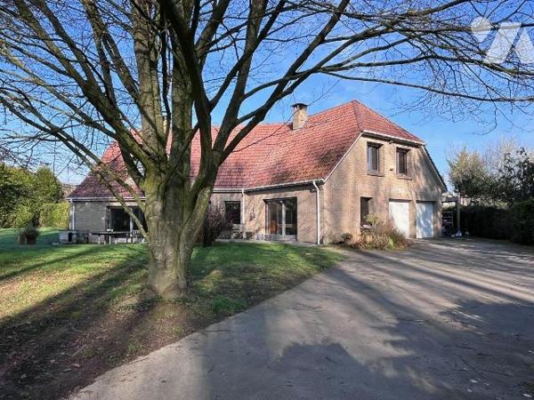 HAZEBROUCK : Coup de coeur pour cette superbe propriété à l'abri des regards !!! Bel environnem...