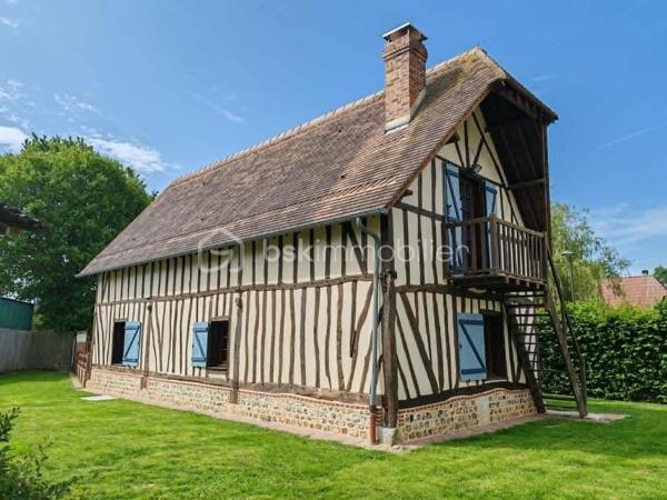 🏡 EXCLUSIVITÉ – Charmante maison néo-normande avec sous-sol complet, patio et jardin paysagé au cœur de Bourneville

Idéalement située au centre de Bourneville-Sainte-Croix, à proximité immédiate des commerces, des écoles et de toutes les commodités accessibles à pied, cette élégante maison individuelle de style néo-normand construite en 1990 saura vous séduire par son authenticité, son confort et la qualité de son environnement.

Proposée en exclusivité par Claudine LEBELLOIS – BSK Immobilier, cette propriété bénéficie d'un emplacement privilégié, à seulement quelques minutes des accès A13 et A131, permettant de rejoindre facilement Rouen, Le Havre, Caen ou Paris.

Un véritable esprit normand
Derrière sa façade au charme typiquement régional se dévoile une maison chaleureuse, implantée sur un terrain clos, arboré et soigneusement paysagé de 599 m². Son agréable patio en ossature bois constitue un espace privilégié pour profiter des beaux jours, partager des repas en extérieur ou simplement se détendre dans un environnement calme et verdoyant.

Une pièce de vie chaleureuse et conviviale
Dès l'entrée, vous découvrirez une atmosphère accueillante où le charme de la Normandie s'exprime pleinement. L'espace repas, agrémenté d'une cheminée avec insert bois, invite aux moments de convivialité en famille ou entre amis. Dans son prolongement, la cuisine aménagée et équipée d'environ 18 m² séduit par ses meubles en chêne massif et ses authentiques tomettes au sol, qui lui confèrent tout le cachet des maisons normandes traditionnelles.
Le salon indépendant offre quant à lui un véritable cocon de détente. Sa cheminée à foyer ouvert apportera chaleur et authenticité aux longues soirées d'hiver, tout en faisant le bonheur des amateurs de feu de bois.
Un WC avec lave-mains complète le rez-de-chaussée.

Un espace nuit confortable
À l'étage, un palier dessert trois chambres lumineuses offrant chacune un cadre de vie agréable. L'une d'elles dispose d'un dressing ainsi que d'un charmant balcon sous queue de geai, élément architectural emblématique des demeures normandes, avec une vue dégagée sur le jardin. Une salle de bains familiale équipée d'une baignoire, d'un meuble double vasque et d'un WC complète cet étage.

Un sous-sol complet : un véritable atout
Particulièrement rare et recherché, le sous-sol intégral offre de nombreuses possibilités d'aménagement et de stockage. Vous y trouverez :
• Une réserve carrelée
• Un cellier
• Une cave pouvant également servir d'atelier
• Un garage spacieux permettant de stationner un véhicule et de stocker matériel et équipements

Des équipements de qualité
La maison dispose de nombreux équipements apportant confort et praticité au quotidien :
✔ Chauffage principal par insert bois performant
✔ Cheminée à foyer ouvert dans le salon
✔ Cuve enterrée de récupération des eaux pluviales de 32 m³ équipée d'un surpresseur et d'un système de filtration pouvant alimenter les WC et la machine à laver
✔ Portail aluminium motorisé
✔ Porte de garage motorisée avec ouverture par digicode
✔ Descente de garage aménagée
✔ Stationnement extérieur pour trois véhicules
✔ Huisseries bois double vitrage
✔ Volets bois traditionnels

Un cadre de vie privilégié
Bourneville-Sainte-Croix est une commune particulièrement appréciée pour sa qualité de vie. Vous profiterez d'un environnement familial avec écoles maternelle et primaire, collège, commerces de proximité, infrastructures sportives et vie associative dynamique.
Son emplacement stratégique permet de bénéficier du calme de la campagne tout en restant parfaitement connecté aux grands pôles économiques de la région.
✨ Cette propriété pleine de charme représente une opportunité rare pour une famille en quête d'un cadre de vie paisible, confortable et authentique, à proximité immédiate des commodités.
Une visite vous permettra d'en apprécier tout le potentiel et le caractère unique.
📞 Pour plus d'informations ou organiser une visite, contactez :
Claudine LEBELLOIS – BSK Immobilier
06 46 67 24 09