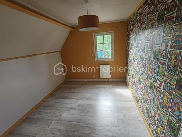 🏡 EXCLUSIVITÉ – Charmante maison néo-normande avec sous-sol complet, patio et jardin paysagé au cœur de Bourneville

Idéalement située au centre de Bourneville-Sainte-Croix, à proximité immédiate des commerces, des écoles et de toutes les commodités accessibles à pied, cette élégante maison individuelle de style néo-normand construite en 1990 saura vous séduire par son authenticité, son confort et la qualité de son environnement.

Proposée en exclusivité par Claudine LEBELLOIS – BSK Immobilier, cette propriété bénéficie d'un emplacement privilégié, à seulement quelques minutes des accès A13 et A131, permettant de rejoindre facilement Rouen, Le Havre, Caen ou Paris.

Un véritable esprit normand
Derrière sa façade au charme typiquement régional se dévoile une maison chaleureuse, implantée sur un terrain clos, arboré et soigneusement paysagé de 599 m². Son agréable patio en ossature bois constitue un espace privilégié pour profiter des beaux jours, partager des repas en extérieur ou simplement se détendre dans un environnement calme et verdoyant.

Une pièce de vie chaleureuse et conviviale
Dès l'entrée, vous découvrirez une atmosphère accueillante où le charme de la Normandie s'exprime pleinement. L'espace repas, agrémenté d'une cheminée avec insert bois, invite aux moments de convivialité en famille ou entre amis. Dans son prolongement, la cuisine aménagée et équipée d'environ 18 m² séduit par ses meubles en chêne massif et ses authentiques tomettes au sol, qui lui confèrent tout le cachet des maisons normandes traditionnelles.
Le salon indépendant offre quant à lui un véritable cocon de détente. Sa cheminée à foyer ouvert apportera chaleur et authenticité aux longues soirées d'hiver, tout en faisant le bonheur des amateurs de feu de bois.
Un WC avec lave-mains complète le rez-de-chaussée.

Un espace nuit confortable
À l'étage, un palier dessert trois chambres lumineuses offrant chacune un cadre de vie agréable. L'une d'elles dispose d'un dressing ainsi que d'un charmant balcon sous queue de geai, élément architectural emblématique des demeures normandes, avec une vue dégagée sur le jardin. Une salle de bains familiale équipée d'une baignoire, d'un meuble double vasque et d'un WC complète cet étage.

Un sous-sol complet : un véritable atout
Particulièrement rare et recherché, le sous-sol intégral offre de nombreuses possibilités d'aménagement et de stockage. Vous y trouverez :
• Une réserve carrelée
• Un cellier
• Une cave pouvant également servir d'atelier
• Un garage spacieux permettant de stationner un véhicule et de stocker matériel et équipements

Des équipements de qualité
La maison dispose de nombreux équipements apportant confort et praticité au quotidien :
✔ Chauffage principal par insert bois performant
✔ Cheminée à foyer ouvert dans le salon
✔ Cuve enterrée de récupération des eaux pluviales de 32 m³ équipée d'un surpresseur et d'un système de filtration pouvant alimenter les WC et la machine à laver
✔ Portail aluminium motorisé
✔ Porte de garage motorisée avec ouverture par digicode
✔ Descente de garage aménagée
✔ Stationnement extérieur pour trois véhicules
✔ Huisseries bois double vitrage
✔ Volets bois traditionnels

Un cadre de vie privilégié
Bourneville-Sainte-Croix est une commune particulièrement appréciée pour sa qualité de vie. Vous profiterez d'un environnement familial avec écoles maternelle et primaire, collège, commerces de proximité, infrastructures sportives et vie associative dynamique.
Son emplacement stratégique permet de bénéficier du calme de la campagne tout en restant parfaitement connecté aux grands pôles économiques de la région.
✨ Cette propriété pleine de charme représente une opportunité rare pour une famille en quête d'un cadre de vie paisible, confortable et authentique, à proximité immédiate des commodités.
Une visite vous permettra d'en apprécier tout le potentiel et le caractère unique.
📞 Pour plus d'informations ou organiser une visite, contactez :
Claudine LEBELLOIS – BSK Immobilier
06 46 67 24 09