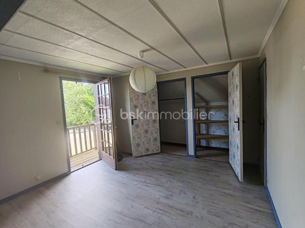 🏡 EXCLUSIVITÉ – Charmante maison néo-normande avec sous-sol complet, patio et jardin paysagé au cœur de Bourneville

Idéalement située au centre de Bourneville-Sainte-Croix, à proximité immédiate des commerces, des écoles et de toutes les commodités accessibles à pied, cette élégante maison individuelle de style néo-normand construite en 1990 saura vous séduire par son authenticité, son confort et la qualité de son environnement.

Proposée en exclusivité par Claudine LEBELLOIS – BSK Immobilier, cette propriété bénéficie d'un emplacement privilégié, à seulement quelques minutes des accès A13 et A131, permettant de rejoindre facilement Rouen, Le Havre, Caen ou Paris.

Un véritable esprit normand
Derrière sa façade au charme typiquement régional se dévoile une maison chaleureuse, implantée sur un terrain clos, arboré et soigneusement paysagé de 599 m². Son agréable patio en ossature bois constitue un espace privilégié pour profiter des beaux jours, partager des repas en extérieur ou simplement se détendre dans un environnement calme et verdoyant.

Une pièce de vie chaleureuse et conviviale
Dès l'entrée, vous découvrirez une atmosphère accueillante où le charme de la Normandie s'exprime pleinement. L'espace repas, agrémenté d'une cheminée avec insert bois, invite aux moments de convivialité en famille ou entre amis. Dans son prolongement, la cuisine aménagée et équipée d'environ 18 m² séduit par ses meubles en chêne massif et ses authentiques tomettes au sol, qui lui confèrent tout le cachet des maisons normandes traditionnelles.
Le salon indépendant offre quant à lui un véritable cocon de détente. Sa cheminée à foyer ouvert apportera chaleur et authenticité aux longues soirées d'hiver, tout en faisant le bonheur des amateurs de feu de bois.
Un WC avec lave-mains complète le rez-de-chaussée.

Un espace nuit confortable
À l'étage, un palier dessert trois chambres lumineuses offrant chacune un cadre de vie agréable. L'une d'elles dispose d'un dressing ainsi que d'un charmant balcon sous queue de geai, élément architectural emblématique des demeures normandes, avec une vue dégagée sur le jardin. Une salle de bains familiale équipée d'une baignoire, d'un meuble double vasque et d'un WC complète cet étage.

Un sous-sol complet : un véritable atout
Particulièrement rare et recherché, le sous-sol intégral offre de nombreuses possibilités d'aménagement et de stockage. Vous y trouverez :
• Une réserve carrelée
• Un cellier
• Une cave pouvant également servir d'atelier
• Un garage spacieux permettant de stationner un véhicule et de stocker matériel et équipements

Des équipements de qualité
La maison dispose de nombreux équipements apportant confort et praticité au quotidien :
✔ Chauffage principal par insert bois performant
✔ Cheminée à foyer ouvert dans le salon
✔ Cuve enterrée de récupération des eaux pluviales de 32 m³ équipée d'un surpresseur et d'un système de filtration pouvant alimenter les WC et la machine à laver
✔ Portail aluminium motorisé
✔ Porte de garage motorisée avec ouverture par digicode
✔ Descente de garage aménagée
✔ Stationnement extérieur pour trois véhicules
✔ Huisseries bois double vitrage
✔ Volets bois traditionnels

Un cadre de vie privilégié
Bourneville-Sainte-Croix est une commune particulièrement appréciée pour sa qualité de vie. Vous profiterez d'un environnement familial avec écoles maternelle et primaire, collège, commerces de proximité, infrastructures sportives et vie associative dynamique.
Son emplacement stratégique permet de bénéficier du calme de la campagne tout en restant parfaitement connecté aux grands pôles économiques de la région.
✨ Cette propriété pleine de charme représente une opportunité rare pour une famille en quête d'un cadre de vie paisible, confortable et authentique, à proximité immédiate des commodités.
Une visite vous permettra d'en apprécier tout le potentiel et le caractère unique.
📞 Pour plus d'informations ou organiser une visite, contactez :
Claudine LEBELLOIS – BSK Immobilier
06 46 67 24 09