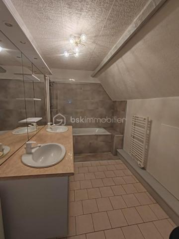 🏡 EXCLUSIVITÉ – Charmante maison néo-normande avec sous-sol complet, patio et jardin paysagé au cœur de Bourneville

Idéalement située au centre de Bourneville-Sainte-Croix, à proximité immédiate des commerces, des écoles et de toutes les commodités accessibles à pied, cette élégante maison individuelle de style néo-normand construite en 1990 saura vous séduire par son authenticité, son confort et la qualité de son environnement.

Proposée en exclusivité par Claudine LEBELLOIS – BSK Immobilier, cette propriété bénéficie d'un emplacement privilégié, à seulement quelques minutes des accès A13 et A131, permettant de rejoindre facilement Rouen, Le Havre, Caen ou Paris.

Un véritable esprit normand
Derrière sa façade au charme typiquement régional se dévoile une maison chaleureuse, implantée sur un terrain clos, arboré et soigneusement paysagé de 599 m². Son agréable patio en ossature bois constitue un espace privilégié pour profiter des beaux jours, partager des repas en extérieur ou simplement se détendre dans un environnement calme et verdoyant.

Une pièce de vie chaleureuse et conviviale
Dès l'entrée, vous découvrirez une atmosphère accueillante où le charme de la Normandie s'exprime pleinement. L'espace repas, agrémenté d'une cheminée avec insert bois, invite aux moments de convivialité en famille ou entre amis. Dans son prolongement, la cuisine aménagée et équipée d'environ 18 m² séduit par ses meubles en chêne massif et ses authentiques tomettes au sol, qui lui confèrent tout le cachet des maisons normandes traditionnelles.
Le salon indépendant offre quant à lui un véritable cocon de détente. Sa cheminée à foyer ouvert apportera chaleur et authenticité aux longues soirées d'hiver, tout en faisant le bonheur des amateurs de feu de bois.
Un WC avec lave-mains complète le rez-de-chaussée.

Un espace nuit confortable
À l'étage, un palier dessert trois chambres lumineuses offrant chacune un cadre de vie agréable. L'une d'elles dispose d'un dressing ainsi que d'un charmant balcon sous queue de geai, élément architectural emblématique des demeures normandes, avec une vue dégagée sur le jardin. Une salle de bains familiale équipée d'une baignoire, d'un meuble double vasque et d'un WC complète cet étage.

Un sous-sol complet : un véritable atout
Particulièrement rare et recherché, le sous-sol intégral offre de nombreuses possibilités d'aménagement et de stockage. Vous y trouverez :
• Une réserve carrelée
• Un cellier
• Une cave pouvant également servir d'atelier
• Un garage spacieux permettant de stationner un véhicule et de stocker matériel et équipements

Des équipements de qualité
La maison dispose de nombreux équipements apportant confort et praticité au quotidien :
✔ Chauffage principal par insert bois performant
✔ Cheminée à foyer ouvert dans le salon
✔ Cuve enterrée de récupération des eaux pluviales de 32 m³ équipée d'un surpresseur et d'un système de filtration pouvant alimenter les WC et la machine à laver
✔ Portail aluminium motorisé
✔ Porte de garage motorisée avec ouverture par digicode
✔ Descente de garage aménagée
✔ Stationnement extérieur pour trois véhicules
✔ Huisseries bois double vitrage
✔ Volets bois traditionnels

Un cadre de vie privilégié
Bourneville-Sainte-Croix est une commune particulièrement appréciée pour sa qualité de vie. Vous profiterez d'un environnement familial avec écoles maternelle et primaire, collège, commerces de proximité, infrastructures sportives et vie associative dynamique.
Son emplacement stratégique permet de bénéficier du calme de la campagne tout en restant parfaitement connecté aux grands pôles économiques de la région.
✨ Cette propriété pleine de charme représente une opportunité rare pour une famille en quête d'un cadre de vie paisible, confortable et authentique, à proximité immédiate des commodités.
Une visite vous permettra d'en apprécier tout le potentiel et le caractère unique.
📞 Pour plus d'informations ou organiser une visite, contactez :
Claudine LEBELLOIS – BSK Immobilier
06 46 67 24 09