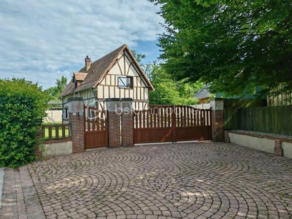 🏡 EXCLUSIVITÉ – Charmante maison néo-normande avec sous-sol complet, patio et jardin paysagé au cœur de Bourneville

Idéalement située au centre de Bourneville-Sainte-Croix, à proximité immédiate des commerces, des écoles et de toutes les commodités accessibles à pied, cette élégante maison individuelle de style néo-normand construite en 1990 saura vous séduire par son authenticité, son confort et la qualité de son environnement.

Proposée en exclusivité par Claudine LEBELLOIS – BSK Immobilier, cette propriété bénéficie d'un emplacement privilégié, à seulement quelques minutes des accès A13 et A131, permettant de rejoindre facilement Rouen, Le Havre, Caen ou Paris.

Un véritable esprit normand
Derrière sa façade au charme typiquement régional se dévoile une maison chaleureuse, implantée sur un terrain clos, arboré et soigneusement paysagé de 599 m². Son agréable patio en ossature bois constitue un espace privilégié pour profiter des beaux jours, partager des repas en extérieur ou simplement se détendre dans un environnement calme et verdoyant.

Une pièce de vie chaleureuse et conviviale
Dès l'entrée, vous découvrirez une atmosphère accueillante où le charme de la Normandie s'exprime pleinement. L'espace repas, agrémenté d'une cheminée avec insert bois, invite aux moments de convivialité en famille ou entre amis. Dans son prolongement, la cuisine aménagée et équipée d'environ 18 m² séduit par ses meubles en chêne massif et ses authentiques tomettes au sol, qui lui confèrent tout le cachet des maisons normandes traditionnelles.
Le salon indépendant offre quant à lui un véritable cocon de détente. Sa cheminée à foyer ouvert apportera chaleur et authenticité aux longues soirées d'hiver, tout en faisant le bonheur des amateurs de feu de bois.
Un WC avec lave-mains complète le rez-de-chaussée.

Un espace nuit confortable
À l'étage, un palier dessert trois chambres lumineuses offrant chacune un cadre de vie agréable. L'une d'elles dispose d'un dressing ainsi que d'un charmant balcon sous queue de geai, élément architectural emblématique des demeures normandes, avec une vue dégagée sur le jardin. Une salle de bains familiale équipée d'une baignoire, d'un meuble double vasque et d'un WC complète cet étage.

Un sous-sol complet : un véritable atout
Particulièrement rare et recherché, le sous-sol intégral offre de nombreuses possibilités d'aménagement et de stockage. Vous y trouverez :
• Une réserve carrelée
• Un cellier
• Une cave pouvant également servir d'atelier
• Un garage spacieux permettant de stationner un véhicule et de stocker matériel et équipements

Des équipements de qualité
La maison dispose de nombreux équipements apportant confort et praticité au quotidien :
✔ Chauffage principal par insert bois performant
✔ Cheminée à foyer ouvert dans le salon
✔ Cuve enterrée de récupération des eaux pluviales de 32 m³ équipée d'un surpresseur et d'un système de filtration pouvant alimenter les WC et la machine à laver
✔ Portail aluminium motorisé
✔ Porte de garage motorisée avec ouverture par digicode
✔ Descente de garage aménagée
✔ Stationnement extérieur pour trois véhicules
✔ Huisseries bois double vitrage
✔ Volets bois traditionnels

Un cadre de vie privilégié
Bourneville-Sainte-Croix est une commune particulièrement appréciée pour sa qualité de vie. Vous profiterez d'un environnement familial avec écoles maternelle et primaire, collège, commerces de proximité, infrastructures sportives et vie associative dynamique.
Son emplacement stratégique permet de bénéficier du calme de la campagne tout en restant parfaitement connecté aux grands pôles économiques de la région.
✨ Cette propriété pleine de charme représente une opportunité rare pour une famille en quête d'un cadre de vie paisible, confortable et authentique, à proximité immédiate des commodités.
Une visite vous permettra d'en apprécier tout le potentiel et le caractère unique.
📞 Pour plus d'informations ou organiser une visite, contactez :
Claudine LEBELLOIS – BSK Immobilier
06 46 67 24 09