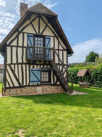 🏡 EXCLUSIVITÉ – Charmante maison néo-normande avec sous-sol complet, patio et jardin paysagé au cœur de Bourneville

Idéalement située au centre de Bourneville-Sainte-Croix, à proximité immédiate des commerces, des écoles et de toutes les commodités accessibles à pied, cette élégante maison individuelle de style néo-normand construite en 1990 saura vous séduire par son authenticité, son confort et la qualité de son environnement.

Proposée en exclusivité par Claudine LEBELLOIS – BSK Immobilier, cette propriété bénéficie d'un emplacement privilégié, à seulement quelques minutes des accès A13 et A131, permettant de rejoindre facilement Rouen, Le Havre, Caen ou Paris.

Un véritable esprit normand
Derrière sa façade au charme typiquement régional se dévoile une maison chaleureuse, implantée sur un terrain clos, arboré et soigneusement paysagé de 599 m². Son agréable patio en ossature bois constitue un espace privilégié pour profiter des beaux jours, partager des repas en extérieur ou simplement se détendre dans un environnement calme et verdoyant.

Une pièce de vie chaleureuse et conviviale
Dès l'entrée, vous découvrirez une atmosphère accueillante où le charme de la Normandie s'exprime pleinement. L'espace repas, agrémenté d'une cheminée avec insert bois, invite aux moments de convivialité en famille ou entre amis. Dans son prolongement, la cuisine aménagée et équipée d'environ 18 m² séduit par ses meubles en chêne massif et ses authentiques tomettes au sol, qui lui confèrent tout le cachet des maisons normandes traditionnelles.
Le salon indépendant offre quant à lui un véritable cocon de détente. Sa cheminée à foyer ouvert apportera chaleur et authenticité aux longues soirées d'hiver, tout en faisant le bonheur des amateurs de feu de bois.
Un WC avec lave-mains complète le rez-de-chaussée.

Un espace nuit confortable
À l'étage, un palier dessert trois chambres lumineuses offrant chacune un cadre de vie agréable. L'une d'elles dispose d'un dressing ainsi que d'un charmant balcon sous queue de geai, élément architectural emblématique des demeures normandes, avec une vue dégagée sur le jardin. Une salle de bains familiale équipée d'une baignoire, d'un meuble double vasque et d'un WC complète cet étage.

Un sous-sol complet : un véritable atout
Particulièrement rare et recherché, le sous-sol intégral offre de nombreuses possibilités d'aménagement et de stockage. Vous y trouverez :
• Une réserve carrelée
• Un cellier
• Une cave pouvant également servir d'atelier
• Un garage spacieux permettant de stationner un véhicule et de stocker matériel et équipements

Des équipements de qualité
La maison dispose de nombreux équipements apportant confort et praticité au quotidien :
✔ Chauffage principal par insert bois performant
✔ Cheminée à foyer ouvert dans le salon
✔ Cuve enterrée de récupération des eaux pluviales de 32 m³ équipée d'un surpresseur et d'un système de filtration pouvant alimenter les WC et la machine à laver
✔ Portail aluminium motorisé
✔ Porte de garage motorisée avec ouverture par digicode
✔ Descente de garage aménagée
✔ Stationnement extérieur pour trois véhicules
✔ Huisseries bois double vitrage
✔ Volets bois traditionnels

Un cadre de vie privilégié
Bourneville-Sainte-Croix est une commune particulièrement appréciée pour sa qualité de vie. Vous profiterez d'un environnement familial avec écoles maternelle et primaire, collège, commerces de proximité, infrastructures sportives et vie associative dynamique.
Son emplacement stratégique permet de bénéficier du calme de la campagne tout en restant parfaitement connecté aux grands pôles économiques de la région.
✨ Cette propriété pleine de charme représente une opportunité rare pour une famille en quête d'un cadre de vie paisible, confortable et authentique, à proximité immédiate des commodités.
Une visite vous permettra d'en apprécier tout le potentiel et le caractère unique.
📞 Pour plus d'informations ou organiser une visite, contactez :
Claudine LEBELLOIS – BSK Immobilier
06 46 67 24 09