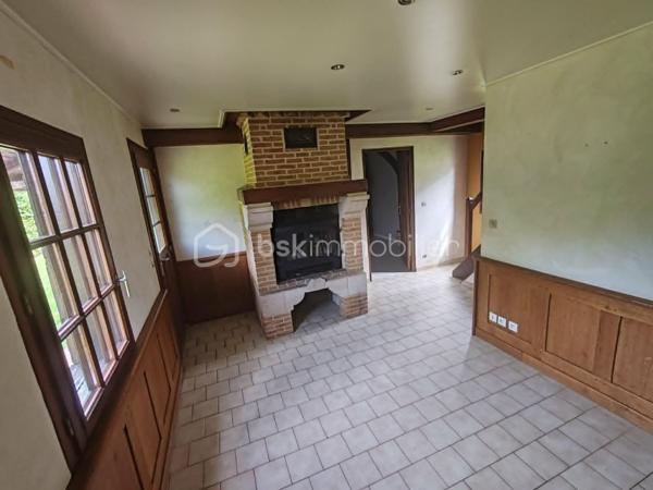 🏡 EXCLUSIVITÉ – Charmante maison néo-normande avec sous-sol complet, patio et jardin paysagé au cœur de Bourneville

Idéalement située au centre de Bourneville-Sainte-Croix, à proximité immédiate des commerces, des écoles et de toutes les commodités accessibles à pied, cette élégante maison individuelle de style néo-normand construite en 1990 saura vous séduire par son authenticité, son confort et la qualité de son environnement.

Proposée en exclusivité par Claudine LEBELLOIS – BSK Immobilier, cette propriété bénéficie d'un emplacement privilégié, à seulement quelques minutes des accès A13 et A131, permettant de rejoindre facilement Rouen, Le Havre, Caen ou Paris.

Un véritable esprit normand
Derrière sa façade au charme typiquement régional se dévoile une maison chaleureuse, implantée sur un terrain clos, arboré et soigneusement paysagé de 599 m². Son agréable patio en ossature bois constitue un espace privilégié pour profiter des beaux jours, partager des repas en extérieur ou simplement se détendre dans un environnement calme et verdoyant.

Une pièce de vie chaleureuse et conviviale
Dès l'entrée, vous découvrirez une atmosphère accueillante où le charme de la Normandie s'exprime pleinement. L'espace repas, agrémenté d'une cheminée avec insert bois, invite aux moments de convivialité en famille ou entre amis. Dans son prolongement, la cuisine aménagée et équipée d'environ 18 m² séduit par ses meubles en chêne massif et ses authentiques tomettes au sol, qui lui confèrent tout le cachet des maisons normandes traditionnelles.
Le salon indépendant offre quant à lui un véritable cocon de détente. Sa cheminée à foyer ouvert apportera chaleur et authenticité aux longues soirées d'hiver, tout en faisant le bonheur des amateurs de feu de bois.
Un WC avec lave-mains complète le rez-de-chaussée.

Un espace nuit confortable
À l'étage, un palier dessert trois chambres lumineuses offrant chacune un cadre de vie agréable. L'une d'elles dispose d'un dressing ainsi que d'un charmant balcon sous queue de geai, élément architectural emblématique des demeures normandes, avec une vue dégagée sur le jardin. Une salle de bains familiale équipée d'une baignoire, d'un meuble double vasque et d'un WC complète cet étage.

Un sous-sol complet : un véritable atout
Particulièrement rare et recherché, le sous-sol intégral offre de nombreuses possibilités d'aménagement et de stockage. Vous y trouverez :
• Une réserve carrelée
• Un cellier
• Une cave pouvant également servir d'atelier
• Un garage spacieux permettant de stationner un véhicule et de stocker matériel et équipements

Des équipements de qualité
La maison dispose de nombreux équipements apportant confort et praticité au quotidien :
✔ Chauffage principal par insert bois performant
✔ Cheminée à foyer ouvert dans le salon
✔ Cuve enterrée de récupération des eaux pluviales de 32 m³ équipée d'un surpresseur et d'un système de filtration pouvant alimenter les WC et la machine à laver
✔ Portail aluminium motorisé
✔ Porte de garage motorisée avec ouverture par digicode
✔ Descente de garage aménagée
✔ Stationnement extérieur pour trois véhicules
✔ Huisseries bois double vitrage
✔ Volets bois traditionnels

Un cadre de vie privilégié
Bourneville-Sainte-Croix est une commune particulièrement appréciée pour sa qualité de vie. Vous profiterez d'un environnement familial avec écoles maternelle et primaire, collège, commerces de proximité, infrastructures sportives et vie associative dynamique.
Son emplacement stratégique permet de bénéficier du calme de la campagne tout en restant parfaitement connecté aux grands pôles économiques de la région.
✨ Cette propriété pleine de charme représente une opportunité rare pour une famille en quête d'un cadre de vie paisible, confortable et authentique, à proximité immédiate des commodités.
Une visite vous permettra d'en apprécier tout le potentiel et le caractère unique.
📞 Pour plus d'informations ou organiser une visite, contactez :
Claudine LEBELLOIS – BSK Immobilier
06 46 67 24 09