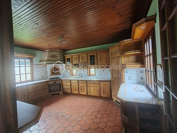🏡 EXCLUSIVITÉ – Charmante maison néo-normande avec sous-sol complet, patio et jardin paysagé au cœur de Bourneville

Idéalement située au centre de Bourneville-Sainte-Croix, à proximité immédiate des commerces, des écoles et de toutes les commodités accessibles à pied, cette élégante maison individuelle de style néo-normand construite en 1990 saura vous séduire par son authenticité, son confort et la qualité de son environnement.

Proposée en exclusivité par Claudine LEBELLOIS – BSK Immobilier, cette propriété bénéficie d'un emplacement privilégié, à seulement quelques minutes des accès A13 et A131, permettant de rejoindre facilement Rouen, Le Havre, Caen ou Paris.

Un véritable esprit normand
Derrière sa façade au charme typiquement régional se dévoile une maison chaleureuse, implantée sur un terrain clos, arboré et soigneusement paysagé de 599 m². Son agréable patio en ossature bois constitue un espace privilégié pour profiter des beaux jours, partager des repas en extérieur ou simplement se détendre dans un environnement calme et verdoyant.

Une pièce de vie chaleureuse et conviviale
Dès l'entrée, vous découvrirez une atmosphère accueillante où le charme de la Normandie s'exprime pleinement. L'espace repas, agrémenté d'une cheminée avec insert bois, invite aux moments de convivialité en famille ou entre amis. Dans son prolongement, la cuisine aménagée et équipée d'environ 18 m² séduit par ses meubles en chêne massif et ses authentiques tomettes au sol, qui lui confèrent tout le cachet des maisons normandes traditionnelles.
Le salon indépendant offre quant à lui un véritable cocon de détente. Sa cheminée à foyer ouvert apportera chaleur et authenticité aux longues soirées d'hiver, tout en faisant le bonheur des amateurs de feu de bois.
Un WC avec lave-mains complète le rez-de-chaussée.

Un espace nuit confortable
À l'étage, un palier dessert trois chambres lumineuses offrant chacune un cadre de vie agréable. L'une d'elles dispose d'un dressing ainsi que d'un charmant balcon sous queue de geai, élément architectural emblématique des demeures normandes, avec une vue dégagée sur le jardin. Une salle de bains familiale équipée d'une baignoire, d'un meuble double vasque et d'un WC complète cet étage.

Un sous-sol complet : un véritable atout
Particulièrement rare et recherché, le sous-sol intégral offre de nombreuses possibilités d'aménagement et de stockage. Vous y trouverez :
• Une réserve carrelée
• Un cellier
• Une cave pouvant également servir d'atelier
• Un garage spacieux permettant de stationner un véhicule et de stocker matériel et équipements

Des équipements de qualité
La maison dispose de nombreux équipements apportant confort et praticité au quotidien :
✔ Chauffage principal par insert bois performant
✔ Cheminée à foyer ouvert dans le salon
✔ Cuve enterrée de récupération des eaux pluviales de 32 m³ équipée d'un surpresseur et d'un système de filtration pouvant alimenter les WC et la machine à laver
✔ Portail aluminium motorisé
✔ Porte de garage motorisée avec ouverture par digicode
✔ Descente de garage aménagée
✔ Stationnement extérieur pour trois véhicules
✔ Huisseries bois double vitrage
✔ Volets bois traditionnels

Un cadre de vie privilégié
Bourneville-Sainte-Croix est une commune particulièrement appréciée pour sa qualité de vie. Vous profiterez d'un environnement familial avec écoles maternelle et primaire, collège, commerces de proximité, infrastructures sportives et vie associative dynamique.
Son emplacement stratégique permet de bénéficier du calme de la campagne tout en restant parfaitement connecté aux grands pôles économiques de la région.
✨ Cette propriété pleine de charme représente une opportunité rare pour une famille en quête d'un cadre de vie paisible, confortable et authentique, à proximité immédiate des commodités.
Une visite vous permettra d'en apprécier tout le potentiel et le caractère unique.
📞 Pour plus d'informations ou organiser une visite, contactez :
Claudine LEBELLOIS – BSK Immobilier
06 46 67 24 09