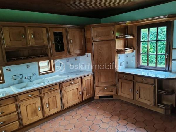 🏡 EXCLUSIVITÉ – Charmante maison néo-normande avec sous-sol complet, patio et jardin paysagé au cœur de Bourneville

Idéalement située au centre de Bourneville-Sainte-Croix, à proximité immédiate des commerces, des écoles et de toutes les commodités accessibles à pied, cette élégante maison individuelle de style néo-normand construite en 1990 saura vous séduire par son authenticité, son confort et la qualité de son environnement.

Proposée en exclusivité par Claudine LEBELLOIS – BSK Immobilier, cette propriété bénéficie d'un emplacement privilégié, à seulement quelques minutes des accès A13 et A131, permettant de rejoindre facilement Rouen, Le Havre, Caen ou Paris.

Un véritable esprit normand
Derrière sa façade au charme typiquement régional se dévoile une maison chaleureuse, implantée sur un terrain clos, arboré et soigneusement paysagé de 599 m². Son agréable patio en ossature bois constitue un espace privilégié pour profiter des beaux jours, partager des repas en extérieur ou simplement se détendre dans un environnement calme et verdoyant.

Une pièce de vie chaleureuse et conviviale
Dès l'entrée, vous découvrirez une atmosphère accueillante où le charme de la Normandie s'exprime pleinement. L'espace repas, agrémenté d'une cheminée avec insert bois, invite aux moments de convivialité en famille ou entre amis. Dans son prolongement, la cuisine aménagée et équipée d'environ 18 m² séduit par ses meubles en chêne massif et ses authentiques tomettes au sol, qui lui confèrent tout le cachet des maisons normandes traditionnelles.
Le salon indépendant offre quant à lui un véritable cocon de détente. Sa cheminée à foyer ouvert apportera chaleur et authenticité aux longues soirées d'hiver, tout en faisant le bonheur des amateurs de feu de bois.
Un WC avec lave-mains complète le rez-de-chaussée.

Un espace nuit confortable
À l'étage, un palier dessert trois chambres lumineuses offrant chacune un cadre de vie agréable. L'une d'elles dispose d'un dressing ainsi que d'un charmant balcon sous queue de geai, élément architectural emblématique des demeures normandes, avec une vue dégagée sur le jardin. Une salle de bains familiale équipée d'une baignoire, d'un meuble double vasque et d'un WC complète cet étage.

Un sous-sol complet : un véritable atout
Particulièrement rare et recherché, le sous-sol intégral offre de nombreuses possibilités d'aménagement et de stockage. Vous y trouverez :
• Une réserve carrelée
• Un cellier
• Une cave pouvant également servir d'atelier
• Un garage spacieux permettant de stationner un véhicule et de stocker matériel et équipements

Des équipements de qualité
La maison dispose de nombreux équipements apportant confort et praticité au quotidien :
✔ Chauffage principal par insert bois performant
✔ Cheminée à foyer ouvert dans le salon
✔ Cuve enterrée de récupération des eaux pluviales de 32 m³ équipée d'un surpresseur et d'un système de filtration pouvant alimenter les WC et la machine à laver
✔ Portail aluminium motorisé
✔ Porte de garage motorisée avec ouverture par digicode
✔ Descente de garage aménagée
✔ Stationnement extérieur pour trois véhicules
✔ Huisseries bois double vitrage
✔ Volets bois traditionnels

Un cadre de vie privilégié
Bourneville-Sainte-Croix est une commune particulièrement appréciée pour sa qualité de vie. Vous profiterez d'un environnement familial avec écoles maternelle et primaire, collège, commerces de proximité, infrastructures sportives et vie associative dynamique.
Son emplacement stratégique permet de bénéficier du calme de la campagne tout en restant parfaitement connecté aux grands pôles économiques de la région.
✨ Cette propriété pleine de charme représente une opportunité rare pour une famille en quête d'un cadre de vie paisible, confortable et authentique, à proximité immédiate des commodités.
Une visite vous permettra d'en apprécier tout le potentiel et le caractère unique.
📞 Pour plus d'informations ou organiser une visite, contactez :
Claudine LEBELLOIS – BSK Immobilier
06 46 67 24 09
