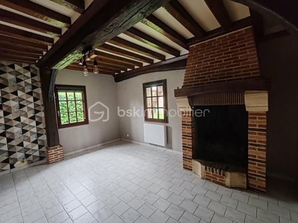 🏡 EXCLUSIVITÉ – Charmante maison néo-normande avec sous-sol complet, patio et jardin paysagé au cœur de Bourneville

Idéalement située au centre de Bourneville-Sainte-Croix, à proximité immédiate des commerces, des écoles et de toutes les commodités accessibles à pied, cette élégante maison individuelle de style néo-normand construite en 1990 saura vous séduire par son authenticité, son confort et la qualité de son environnement.

Proposée en exclusivité par Claudine LEBELLOIS – BSK Immobilier, cette propriété bénéficie d'un emplacement privilégié, à seulement quelques minutes des accès A13 et A131, permettant de rejoindre facilement Rouen, Le Havre, Caen ou Paris.

Un véritable esprit normand
Derrière sa façade au charme typiquement régional se dévoile une maison chaleureuse, implantée sur un terrain clos, arboré et soigneusement paysagé de 599 m². Son agréable patio en ossature bois constitue un espace privilégié pour profiter des beaux jours, partager des repas en extérieur ou simplement se détendre dans un environnement calme et verdoyant.

Une pièce de vie chaleureuse et conviviale
Dès l'entrée, vous découvrirez une atmosphère accueillante où le charme de la Normandie s'exprime pleinement. L'espace repas, agrémenté d'une cheminée avec insert bois, invite aux moments de convivialité en famille ou entre amis. Dans son prolongement, la cuisine aménagée et équipée d'environ 18 m² séduit par ses meubles en chêne massif et ses authentiques tomettes au sol, qui lui confèrent tout le cachet des maisons normandes traditionnelles.
Le salon indépendant offre quant à lui un véritable cocon de détente. Sa cheminée à foyer ouvert apportera chaleur et authenticité aux longues soirées d'hiver, tout en faisant le bonheur des amateurs de feu de bois.
Un WC avec lave-mains complète le rez-de-chaussée.

Un espace nuit confortable
À l'étage, un palier dessert trois chambres lumineuses offrant chacune un cadre de vie agréable. L'une d'elles dispose d'un dressing ainsi que d'un charmant balcon sous queue de geai, élément architectural emblématique des demeures normandes, avec une vue dégagée sur le jardin. Une salle de bains familiale équipée d'une baignoire, d'un meuble double vasque et d'un WC complète cet étage.

Un sous-sol complet : un véritable atout
Particulièrement rare et recherché, le sous-sol intégral offre de nombreuses possibilités d'aménagement et de stockage. Vous y trouverez :
• Une réserve carrelée
• Un cellier
• Une cave pouvant également servir d'atelier
• Un garage spacieux permettant de stationner un véhicule et de stocker matériel et équipements

Des équipements de qualité
La maison dispose de nombreux équipements apportant confort et praticité au quotidien :
✔ Chauffage principal par insert bois performant
✔ Cheminée à foyer ouvert dans le salon
✔ Cuve enterrée de récupération des eaux pluviales de 32 m³ équipée d'un surpresseur et d'un système de filtration pouvant alimenter les WC et la machine à laver
✔ Portail aluminium motorisé
✔ Porte de garage motorisée avec ouverture par digicode
✔ Descente de garage aménagée
✔ Stationnement extérieur pour trois véhicules
✔ Huisseries bois double vitrage
✔ Volets bois traditionnels

Un cadre de vie privilégié
Bourneville-Sainte-Croix est une commune particulièrement appréciée pour sa qualité de vie. Vous profiterez d'un environnement familial avec écoles maternelle et primaire, collège, commerces de proximité, infrastructures sportives et vie associative dynamique.
Son emplacement stratégique permet de bénéficier du calme de la campagne tout en restant parfaitement connecté aux grands pôles économiques de la région.
✨ Cette propriété pleine de charme représente une opportunité rare pour une famille en quête d'un cadre de vie paisible, confortable et authentique, à proximité immédiate des commodités.
Une visite vous permettra d'en apprécier tout le potentiel et le caractère unique.
📞 Pour plus d'informations ou organiser une visite, contactez :
Claudine LEBELLOIS – BSK Immobilier
06 46 67 24 09