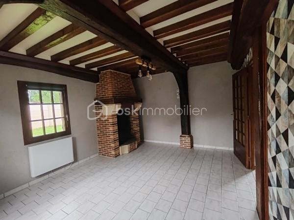 🏡 EXCLUSIVITÉ – Charmante maison néo-normande avec sous-sol complet, patio et jardin paysagé au cœur de Bourneville

Idéalement située au centre de Bourneville-Sainte-Croix, à proximité immédiate des commerces, des écoles et de toutes les commodités accessibles à pied, cette élégante maison individuelle de style néo-normand construite en 1990 saura vous séduire par son authenticité, son confort et la qualité de son environnement.

Proposée en exclusivité par Claudine LEBELLOIS – BSK Immobilier, cette propriété bénéficie d'un emplacement privilégié, à seulement quelques minutes des accès A13 et A131, permettant de rejoindre facilement Rouen, Le Havre, Caen ou Paris.

Un véritable esprit normand
Derrière sa façade au charme typiquement régional se dévoile une maison chaleureuse, implantée sur un terrain clos, arboré et soigneusement paysagé de 599 m². Son agréable patio en ossature bois constitue un espace privilégié pour profiter des beaux jours, partager des repas en extérieur ou simplement se détendre dans un environnement calme et verdoyant.

Une pièce de vie chaleureuse et conviviale
Dès l'entrée, vous découvrirez une atmosphère accueillante où le charme de la Normandie s'exprime pleinement. L'espace repas, agrémenté d'une cheminée avec insert bois, invite aux moments de convivialité en famille ou entre amis. Dans son prolongement, la cuisine aménagée et équipée d'environ 18 m² séduit par ses meubles en chêne massif et ses authentiques tomettes au sol, qui lui confèrent tout le cachet des maisons normandes traditionnelles.
Le salon indépendant offre quant à lui un véritable cocon de détente. Sa cheminée à foyer ouvert apportera chaleur et authenticité aux longues soirées d'hiver, tout en faisant le bonheur des amateurs de feu de bois.
Un WC avec lave-mains complète le rez-de-chaussée.

Un espace nuit confortable
À l'étage, un palier dessert trois chambres lumineuses offrant chacune un cadre de vie agréable. L'une d'elles dispose d'un dressing ainsi que d'un charmant balcon sous queue de geai, élément architectural emblématique des demeures normandes, avec une vue dégagée sur le jardin. Une salle de bains familiale équipée d'une baignoire, d'un meuble double vasque et d'un WC complète cet étage.

Un sous-sol complet : un véritable atout
Particulièrement rare et recherché, le sous-sol intégral offre de nombreuses possibilités d'aménagement et de stockage. Vous y trouverez :
• Une réserve carrelée
• Un cellier
• Une cave pouvant également servir d'atelier
• Un garage spacieux permettant de stationner un véhicule et de stocker matériel et équipements

Des équipements de qualité
La maison dispose de nombreux équipements apportant confort et praticité au quotidien :
✔ Chauffage principal par insert bois performant
✔ Cheminée à foyer ouvert dans le salon
✔ Cuve enterrée de récupération des eaux pluviales de 32 m³ équipée d'un surpresseur et d'un système de filtration pouvant alimenter les WC et la machine à laver
✔ Portail aluminium motorisé
✔ Porte de garage motorisée avec ouverture par digicode
✔ Descente de garage aménagée
✔ Stationnement extérieur pour trois véhicules
✔ Huisseries bois double vitrage
✔ Volets bois traditionnels

Un cadre de vie privilégié
Bourneville-Sainte-Croix est une commune particulièrement appréciée pour sa qualité de vie. Vous profiterez d'un environnement familial avec écoles maternelle et primaire, collège, commerces de proximité, infrastructures sportives et vie associative dynamique.
Son emplacement stratégique permet de bénéficier du calme de la campagne tout en restant parfaitement connecté aux grands pôles économiques de la région.
✨ Cette propriété pleine de charme représente une opportunité rare pour une famille en quête d'un cadre de vie paisible, confortable et authentique, à proximité immédiate des commodités.
Une visite vous permettra d'en apprécier tout le potentiel et le caractère unique.
📞 Pour plus d'informations ou organiser une visite, contactez :
Claudine LEBELLOIS – BSK Immobilier
06 46 67 24 09
