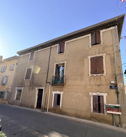 Immeuble locatif situé au centre de Néoules