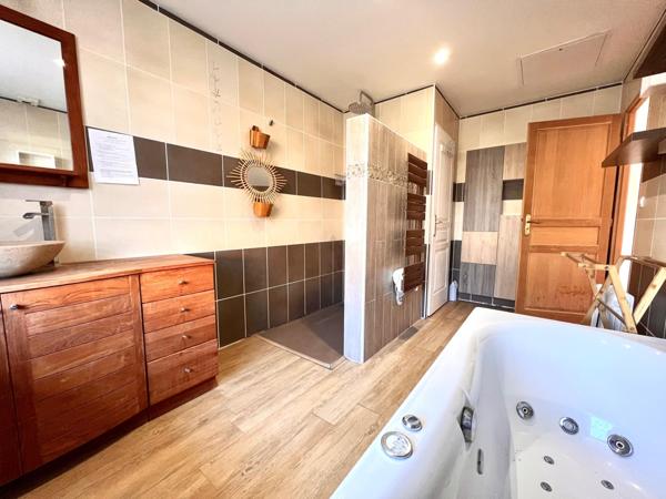 Pavillon env 160m2 5 chambres semi plain pied au calme