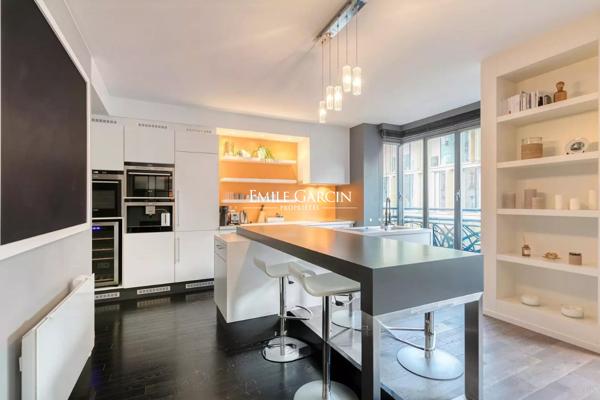 A vendre - Appartement - 75008 - François 1er  - Vue dégagée sur la place François 1er