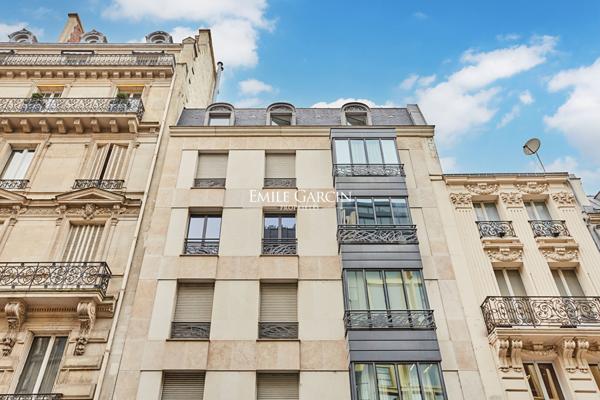 A vendre - Appartement - 75008 - François 1er  - Vue dégagée sur la place François 1er