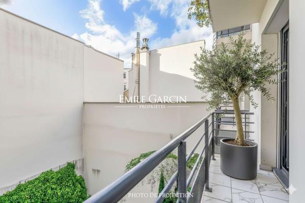 A vendre - Appartement - 75008 - François 1er  - Vue dégagée sur la place François 1er