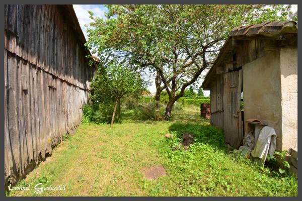 Maison avec dépendances à rénover à vendre 5 pièces 2 chambres à SAINT PIERRE D'EYRAUD en Dordogne (24)