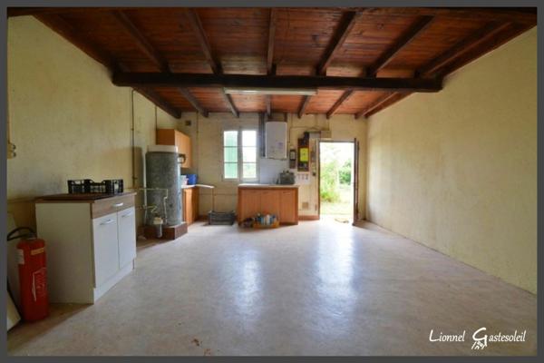 Maison avec dépendances à rénover à vendre 5 pièces 2 chambres à SAINT PIERRE D'EYRAUD en Dordogne (24)