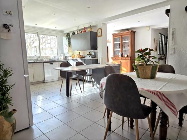 Maison avec appartement indépendant, garage et terrasses, vue Alpilles