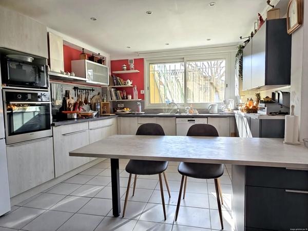 Maison avec appartement indépendant, garage et terrasses, vue Alpilles