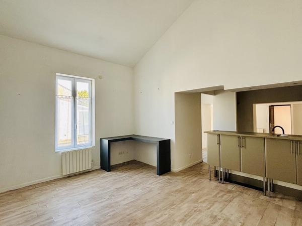 Maison atypique, 3 pièces, avec terrasse de toit – Secteur piscine