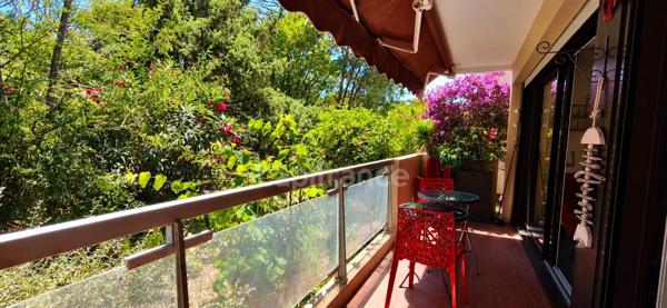 Appartement à vendre 3 pièces SAINT RAPHAEL (83), rez-de-jardin entièrement rénové, terrasse !!