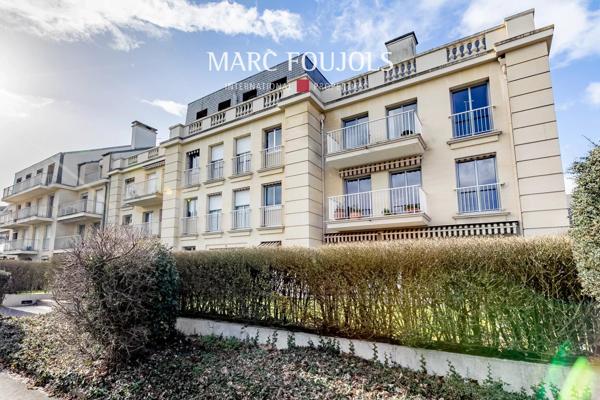 CHANTILLY – Face à la pelouse