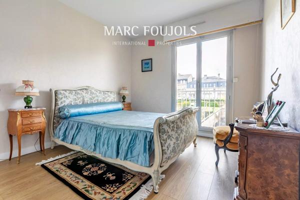 CHANTILLY – Face à la pelouse
