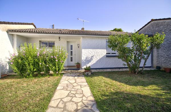 LE PASSAGE : Maison de plain-pied de 79m² avec 3 chambres, garage et jardin.