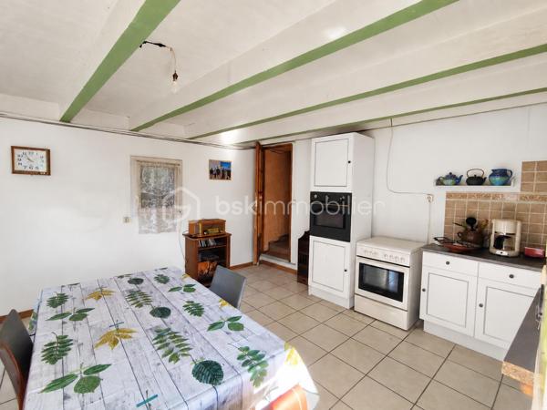 À seulement 5 minutes de Saint-Pons-de-Thomières, découvrez cette maison de village mitoyenne d’un côté, pleine de caractère, qui n’attend qu’un nouveau projet pour révéler tout son potentiel.

Ici, pas question de vous cacher les travaux à prévoir. En revanche, les volumes, le balcon, les dépendances et l’environnement offrent une très jolie base pour imaginer une maison chaleureuse, en résidence principale comme en maison de vacances.
BRASSAC – MAISON DE CARACTÈRE – BALCON – GARAGE – DÉPENDANCES – BEAU POTENTIEL
✨ Et parce qu’il est parfois difficile de se projeter au-delà d’une décoration ou de couleurs existantes, certaines photos ont été retravaillées en projection d’aménagement.
Murs éclaircis, cuisine revisitée… L’objectif n’est pas de vous montrer ce qui existe aujourd’hui, mais de vous aider à imaginer ce que cette maison pourrait devenir demain.

UNE MAISON AUX BEAUX VOLUMES

Après quelques marches en pierre, vous accédez à une grande cuisine d’environ 25 m², équipée d’un insert fermé.
Elle ouvre directement sur un balcon d’environ 6 m², avec une jolie vue sur la verdure : un vrai petit espace extérieur pour profiter des beaux jours.
Dans la continuité, vous découvrirez un salon lumineux d’environ 28 m² ainsi qu’un WC.
L’espace nuit se répartit en deux parties avec plusieurs chambres, dont une disposant déjà d’une douche et d’un lavabo, ainsi qu’un vestibule de 9 m² et une salle de bains d’environ 9 m².
Côté pratique, la maison dispose également d’un garage d'environ 30 m² et d’une cave/buanderie d'environ 30 m².
À l’extérieur, une petite parcelle d'environ 40 m² située devant la maison permet d’imaginer un coin détente, quelques plantations ou simplement un espace pour profiter du soleil.

🔧 CÔTÉ TECHNIQUE

La maison bénéficie déjà d’un chauffe-eau thermodynamique et de panneaux solaires. Il est également possible d’envisager l’installation d’un poêle.
Des travaux restent à prévoir, notamment l’électricité, le système de chauffage et la toiture ( nous avons un devis de 15000). Le prix et la présentation du bien tiennent naturellement compte de ces éléments.

❤️ UNE MAISON POUR CEUX QUI SAVENT SE PROJETER

Ce n’est peut-être pas la maison où l’on pose simplement ses valises… mais c’est justement ce qui fait son intérêt.
Avec quelques travaux et de bonnes idées, elle peut devenir un véritable cocon au cœur d’un environnement verdoyant, à quelques minutes seulement des commodités de Saint-Pons-de-Thomières.
📸 Certaines photos de l’annonce sont des projections réalisées à partir des pièces existantes afin de vous permettre de visualiser leur potentiel après rafraîchissement.
Et pour la suite du projet, nous pouvons également vous mettre en relation avec des artisans de confiance ainsi qu’une courtière.

📹 Vidéo sur demande – visite virtuelle possible.

Vous avez envie d’une maison avec du caractère et surtout d’un projet qui puisse devenir vraiment le vôtre ? Contactez-moi pour venir la découvrir.
Pour le titre d’annonce sur les portails, je partirais sur quelque chose de beaucoup plus efficace et factuel :
BRASSAC – MAISON DE CARACTÈRE – BALCON – GARAGE – DÉPENDANCES – BEAU POTENTIEL

🏡 Et si vous regardiez cette maison non pas telle qu’elle est… mais telle qu’elle pourrait devenir ? ✨