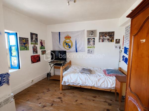 À seulement 5 minutes de Saint-Pons-de-Thomières, découvrez cette maison de village mitoyenne d’un côté, pleine de caractère, qui n’attend qu’un nouveau projet pour révéler tout son potentiel.

Ici, pas question de vous cacher les travaux à prévoir. En revanche, les volumes, le balcon, les dépendances et l’environnement offrent une très jolie base pour imaginer une maison chaleureuse, en résidence principale comme en maison de vacances.
BRASSAC – MAISON DE CARACTÈRE – BALCON – GARAGE – DÉPENDANCES – BEAU POTENTIEL
✨ Et parce qu’il est parfois difficile de se projeter au-delà d’une décoration ou de couleurs existantes, certaines photos ont été retravaillées en projection d’aménagement.
Murs éclaircis, cuisine revisitée… L’objectif n’est pas de vous montrer ce qui existe aujourd’hui, mais de vous aider à imaginer ce que cette maison pourrait devenir demain.

UNE MAISON AUX BEAUX VOLUMES

Après quelques marches en pierre, vous accédez à une grande cuisine d’environ 25 m², équipée d’un insert fermé.
Elle ouvre directement sur un balcon d’environ 6 m², avec une jolie vue sur la verdure : un vrai petit espace extérieur pour profiter des beaux jours.
Dans la continuité, vous découvrirez un salon lumineux d’environ 28 m² ainsi qu’un WC.
L’espace nuit se répartit en deux parties avec plusieurs chambres, dont une disposant déjà d’une douche et d’un lavabo, ainsi qu’un vestibule de 9 m² et une salle de bains d’environ 9 m².
Côté pratique, la maison dispose également d’un garage d'environ 30 m² et d’une cave/buanderie d'environ 30 m².
À l’extérieur, une petite parcelle d'environ 40 m² située devant la maison permet d’imaginer un coin détente, quelques plantations ou simplement un espace pour profiter du soleil.

🔧 CÔTÉ TECHNIQUE

La maison bénéficie déjà d’un chauffe-eau thermodynamique et de panneaux solaires. Il est également possible d’envisager l’installation d’un poêle.
Des travaux restent à prévoir, notamment l’électricité, le système de chauffage et la toiture ( nous avons un devis de 15000). Le prix et la présentation du bien tiennent naturellement compte de ces éléments.

❤️ UNE MAISON POUR CEUX QUI SAVENT SE PROJETER

Ce n’est peut-être pas la maison où l’on pose simplement ses valises… mais c’est justement ce qui fait son intérêt.
Avec quelques travaux et de bonnes idées, elle peut devenir un véritable cocon au cœur d’un environnement verdoyant, à quelques minutes seulement des commodités de Saint-Pons-de-Thomières.
📸 Certaines photos de l’annonce sont des projections réalisées à partir des pièces existantes afin de vous permettre de visualiser leur potentiel après rafraîchissement.
Et pour la suite du projet, nous pouvons également vous mettre en relation avec des artisans de confiance ainsi qu’une courtière.

📹 Vidéo sur demande – visite virtuelle possible.

Vous avez envie d’une maison avec du caractère et surtout d’un projet qui puisse devenir vraiment le vôtre ? Contactez-moi pour venir la découvrir.
Pour le titre d’annonce sur les portails, je partirais sur quelque chose de beaucoup plus efficace et factuel :
BRASSAC – MAISON DE CARACTÈRE – BALCON – GARAGE – DÉPENDANCES – BEAU POTENTIEL

🏡 Et si vous regardiez cette maison non pas telle qu’elle est… mais telle qu’elle pourrait devenir ? ✨