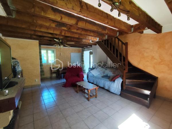 À seulement 5 minutes de Saint-Pons-de-Thomières, découvrez cette maison de village mitoyenne d’un côté, pleine de caractère, qui n’attend qu’un nouveau projet pour révéler tout son potentiel.

Ici, pas question de vous cacher les travaux à prévoir. En revanche, les volumes, le balcon, les dépendances et l’environnement offrent une très jolie base pour imaginer une maison chaleureuse, en résidence principale comme en maison de vacances.
BRASSAC – MAISON DE CARACTÈRE – BALCON – GARAGE – DÉPENDANCES – BEAU POTENTIEL
✨ Et parce qu’il est parfois difficile de se projeter au-delà d’une décoration ou de couleurs existantes, certaines photos ont été retravaillées en projection d’aménagement.
Murs éclaircis, cuisine revisitée… L’objectif n’est pas de vous montrer ce qui existe aujourd’hui, mais de vous aider à imaginer ce que cette maison pourrait devenir demain.

UNE MAISON AUX BEAUX VOLUMES

Après quelques marches en pierre, vous accédez à une grande cuisine d’environ 25 m², équipée d’un insert fermé.
Elle ouvre directement sur un balcon d’environ 6 m², avec une jolie vue sur la verdure : un vrai petit espace extérieur pour profiter des beaux jours.
Dans la continuité, vous découvrirez un salon lumineux d’environ 28 m² ainsi qu’un WC.
L’espace nuit se répartit en deux parties avec plusieurs chambres, dont une disposant déjà d’une douche et d’un lavabo, ainsi qu’un vestibule de 9 m² et une salle de bains d’environ 9 m².
Côté pratique, la maison dispose également d’un garage d'environ 30 m² et d’une cave/buanderie d'environ 30 m².
À l’extérieur, une petite parcelle d'environ 40 m² située devant la maison permet d’imaginer un coin détente, quelques plantations ou simplement un espace pour profiter du soleil.

🔧 CÔTÉ TECHNIQUE

La maison bénéficie déjà d’un chauffe-eau thermodynamique et de panneaux solaires. Il est également possible d’envisager l’installation d’un poêle.
Des travaux restent à prévoir, notamment l’électricité, le système de chauffage et la toiture ( nous avons un devis de 15000). Le prix et la présentation du bien tiennent naturellement compte de ces éléments.

❤️ UNE MAISON POUR CEUX QUI SAVENT SE PROJETER

Ce n’est peut-être pas la maison où l’on pose simplement ses valises… mais c’est justement ce qui fait son intérêt.
Avec quelques travaux et de bonnes idées, elle peut devenir un véritable cocon au cœur d’un environnement verdoyant, à quelques minutes seulement des commodités de Saint-Pons-de-Thomières.
📸 Certaines photos de l’annonce sont des projections réalisées à partir des pièces existantes afin de vous permettre de visualiser leur potentiel après rafraîchissement.
Et pour la suite du projet, nous pouvons également vous mettre en relation avec des artisans de confiance ainsi qu’une courtière.

📹 Vidéo sur demande – visite virtuelle possible.

Vous avez envie d’une maison avec du caractère et surtout d’un projet qui puisse devenir vraiment le vôtre ? Contactez-moi pour venir la découvrir.
Pour le titre d’annonce sur les portails, je partirais sur quelque chose de beaucoup plus efficace et factuel :
BRASSAC – MAISON DE CARACTÈRE – BALCON – GARAGE – DÉPENDANCES – BEAU POTENTIEL

🏡 Et si vous regardiez cette maison non pas telle qu’elle est… mais telle qu’elle pourrait devenir ? ✨