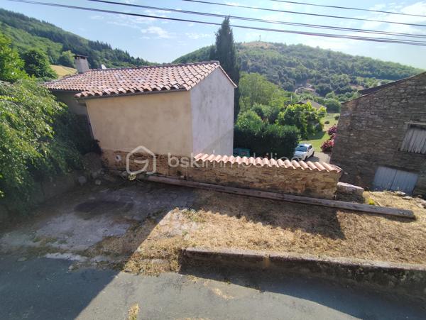À seulement 5 minutes de Saint-Pons-de-Thomières, découvrez cette maison de village mitoyenne d’un côté, pleine de caractère, qui n’attend qu’un nouveau projet pour révéler tout son potentiel.

Ici, pas question de vous cacher les travaux à prévoir. En revanche, les volumes, le balcon, les dépendances et l’environnement offrent une très jolie base pour imaginer une maison chaleureuse, en résidence principale comme en maison de vacances.
BRASSAC – MAISON DE CARACTÈRE – BALCON – GARAGE – DÉPENDANCES – BEAU POTENTIEL
✨ Et parce qu’il est parfois difficile de se projeter au-delà d’une décoration ou de couleurs existantes, certaines photos ont été retravaillées en projection d’aménagement.
Murs éclaircis, cuisine revisitée… L’objectif n’est pas de vous montrer ce qui existe aujourd’hui, mais de vous aider à imaginer ce que cette maison pourrait devenir demain.

UNE MAISON AUX BEAUX VOLUMES

Après quelques marches en pierre, vous accédez à une grande cuisine d’environ 25 m², équipée d’un insert fermé.
Elle ouvre directement sur un balcon d’environ 6 m², avec une jolie vue sur la verdure : un vrai petit espace extérieur pour profiter des beaux jours.
Dans la continuité, vous découvrirez un salon lumineux d’environ 28 m² ainsi qu’un WC.
L’espace nuit se répartit en deux parties avec plusieurs chambres, dont une disposant déjà d’une douche et d’un lavabo, ainsi qu’un vestibule de 9 m² et une salle de bains d’environ 9 m².
Côté pratique, la maison dispose également d’un garage d'environ 30 m² et d’une cave/buanderie d'environ 30 m².
À l’extérieur, une petite parcelle d'environ 40 m² située devant la maison permet d’imaginer un coin détente, quelques plantations ou simplement un espace pour profiter du soleil.

🔧 CÔTÉ TECHNIQUE

La maison bénéficie déjà d’un chauffe-eau thermodynamique et de panneaux solaires. Il est également possible d’envisager l’installation d’un poêle.
Des travaux restent à prévoir, notamment l’électricité, le système de chauffage et la toiture ( nous avons un devis de 15000). Le prix et la présentation du bien tiennent naturellement compte de ces éléments.

❤️ UNE MAISON POUR CEUX QUI SAVENT SE PROJETER

Ce n’est peut-être pas la maison où l’on pose simplement ses valises… mais c’est justement ce qui fait son intérêt.
Avec quelques travaux et de bonnes idées, elle peut devenir un véritable cocon au cœur d’un environnement verdoyant, à quelques minutes seulement des commodités de Saint-Pons-de-Thomières.
📸 Certaines photos de l’annonce sont des projections réalisées à partir des pièces existantes afin de vous permettre de visualiser leur potentiel après rafraîchissement.
Et pour la suite du projet, nous pouvons également vous mettre en relation avec des artisans de confiance ainsi qu’une courtière.

📹 Vidéo sur demande – visite virtuelle possible.

Vous avez envie d’une maison avec du caractère et surtout d’un projet qui puisse devenir vraiment le vôtre ? Contactez-moi pour venir la découvrir.
Pour le titre d’annonce sur les portails, je partirais sur quelque chose de beaucoup plus efficace et factuel :
BRASSAC – MAISON DE CARACTÈRE – BALCON – GARAGE – DÉPENDANCES – BEAU POTENTIEL

🏡 Et si vous regardiez cette maison non pas telle qu’elle est… mais telle qu’elle pourrait devenir ? ✨